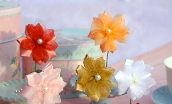 Horquillas con flores de organza